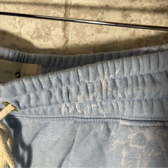 Lou & Grey Shorts Women’s Sz S Light Blue Soft &‎ Comfy Palm Trees - Picture 3 of 8